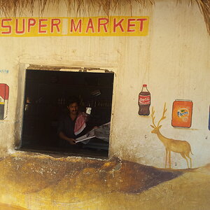 Супермаркет в Египте среди пустыни.jpg